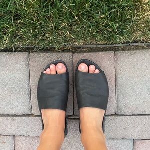 KENNETH COLE Gentle Souls Black Leather Sandals